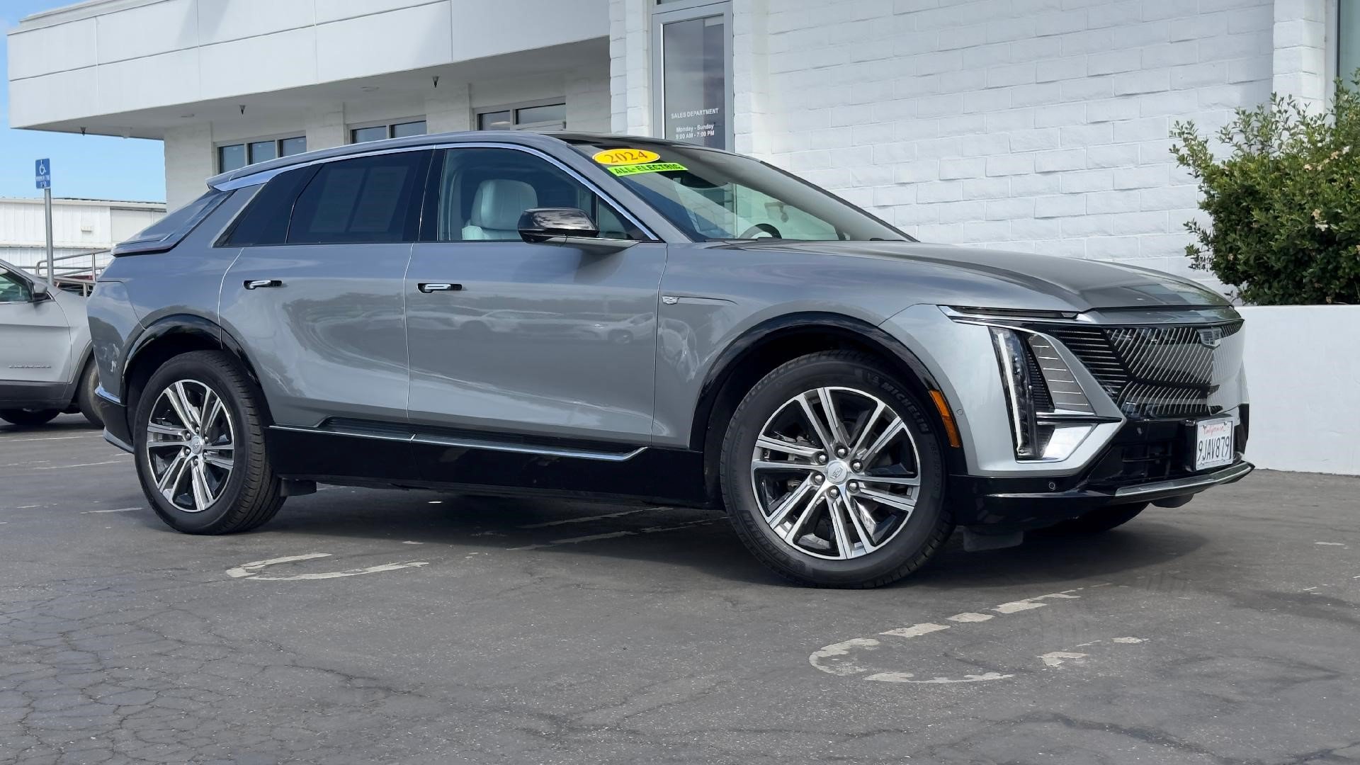 Certified 2024 Cadillac Lyriq Luxury AWD/4WD image 2