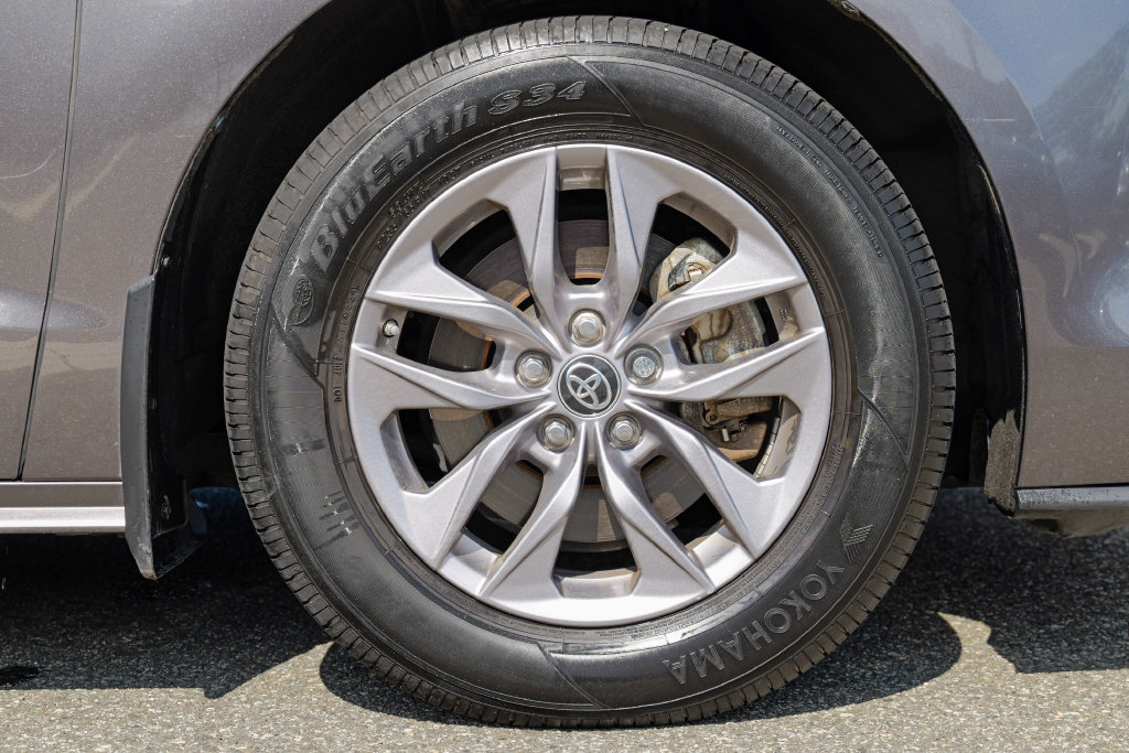 Used 2024 Toyota Sienna XLE w/ XLE Plus Package FWD image 12