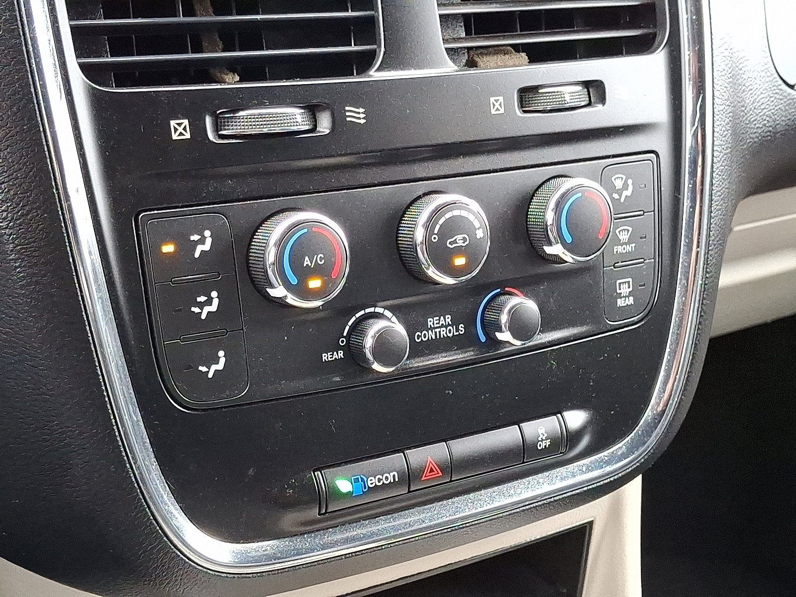 Used 2017 Dodge Grand Caravan SXT image 18