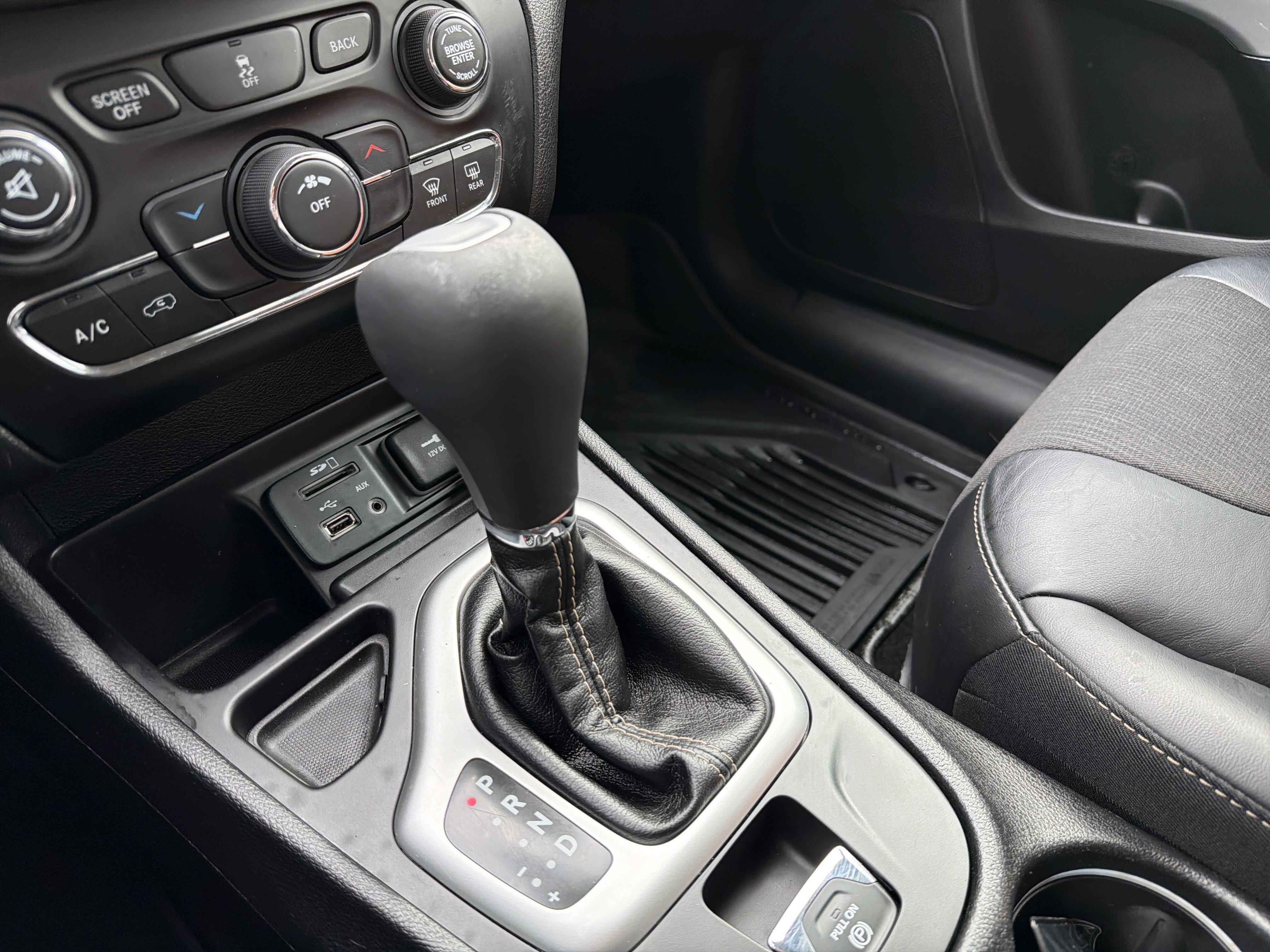 Used 2018 Jeep Cherokee Latitude Plus image 26