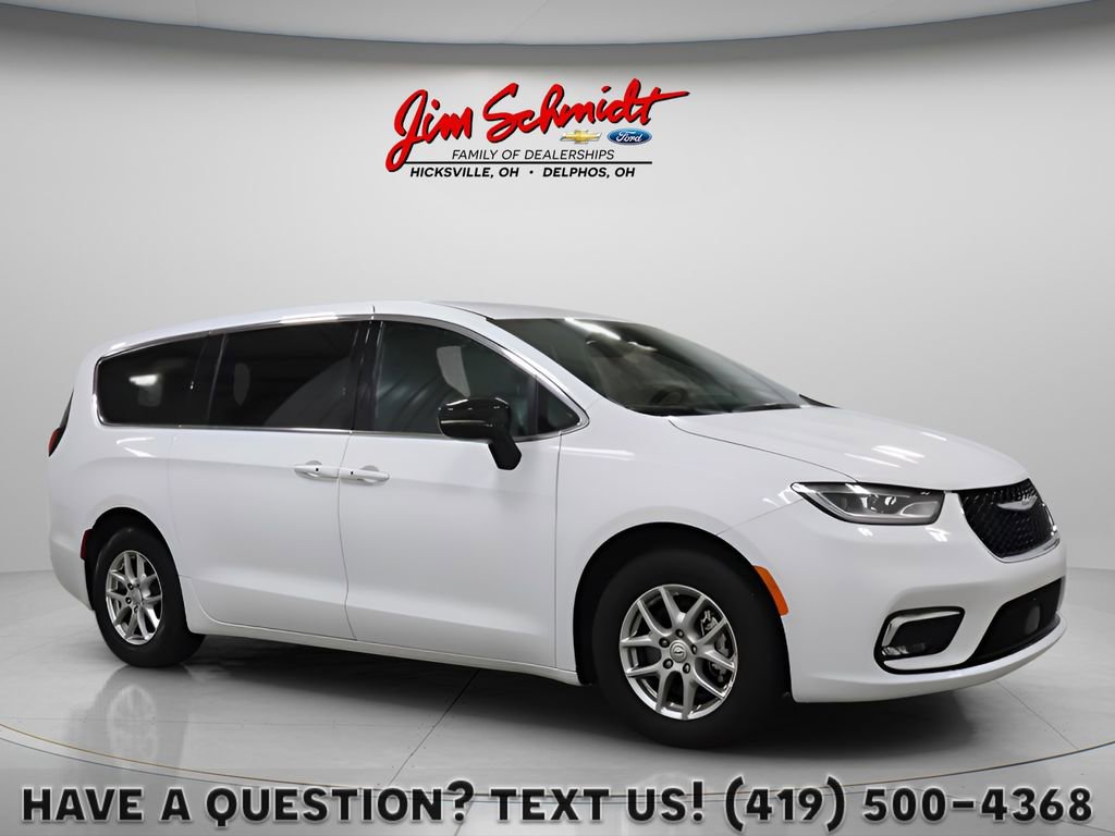 Used 2026 Chrysler Pacifica Select image 1