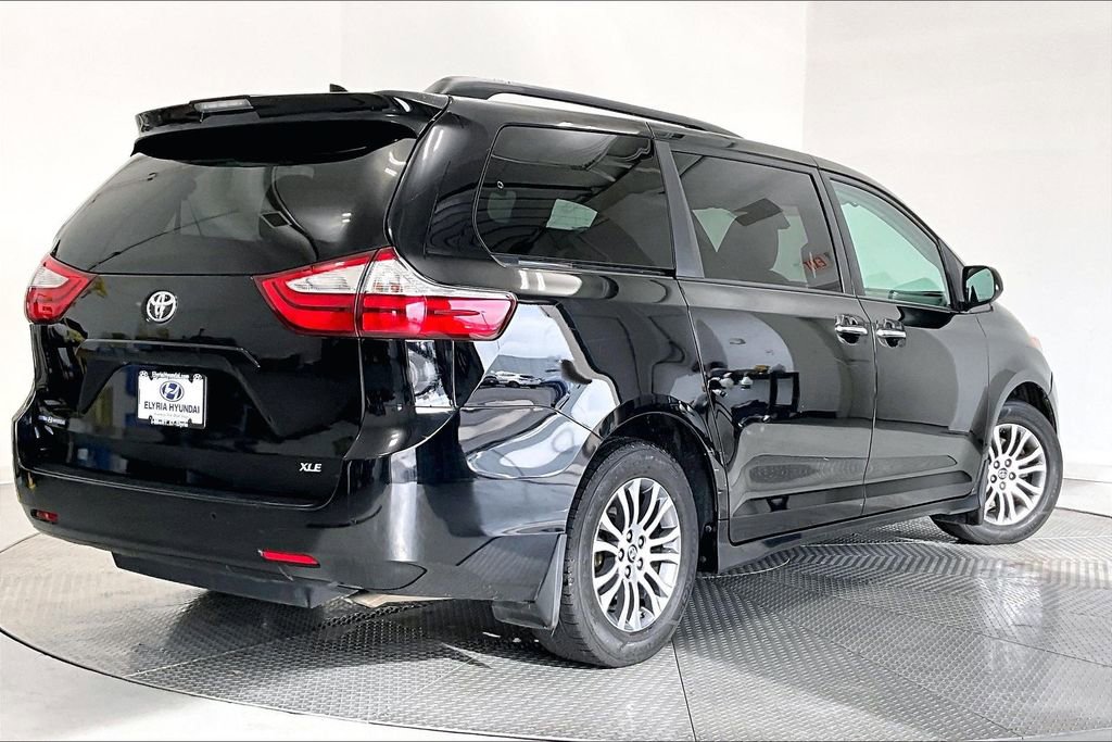 Used 2019 Toyota Sienna XLE w/ XLE Navigation Package FWD image 2
