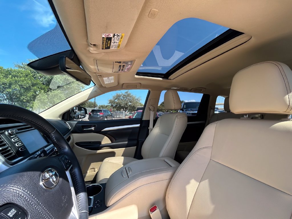 Used 2019 Toyota Highlander XLE FWD image 12