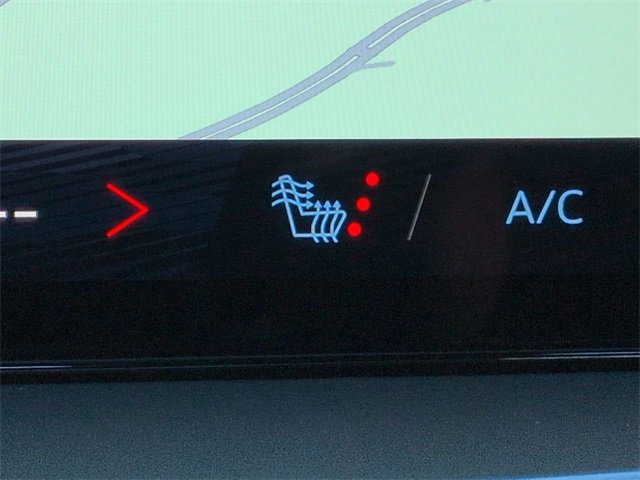 Used 2025 Chevrolet Traverse LT image 24