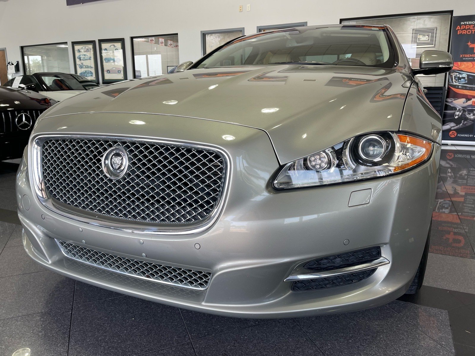 Used 2013 Jaguar XJ RWD image 10