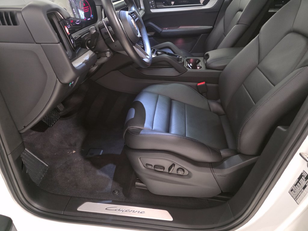 Used 2024 Porsche Cayenne w/ Premium Package AWD/4WD image 21