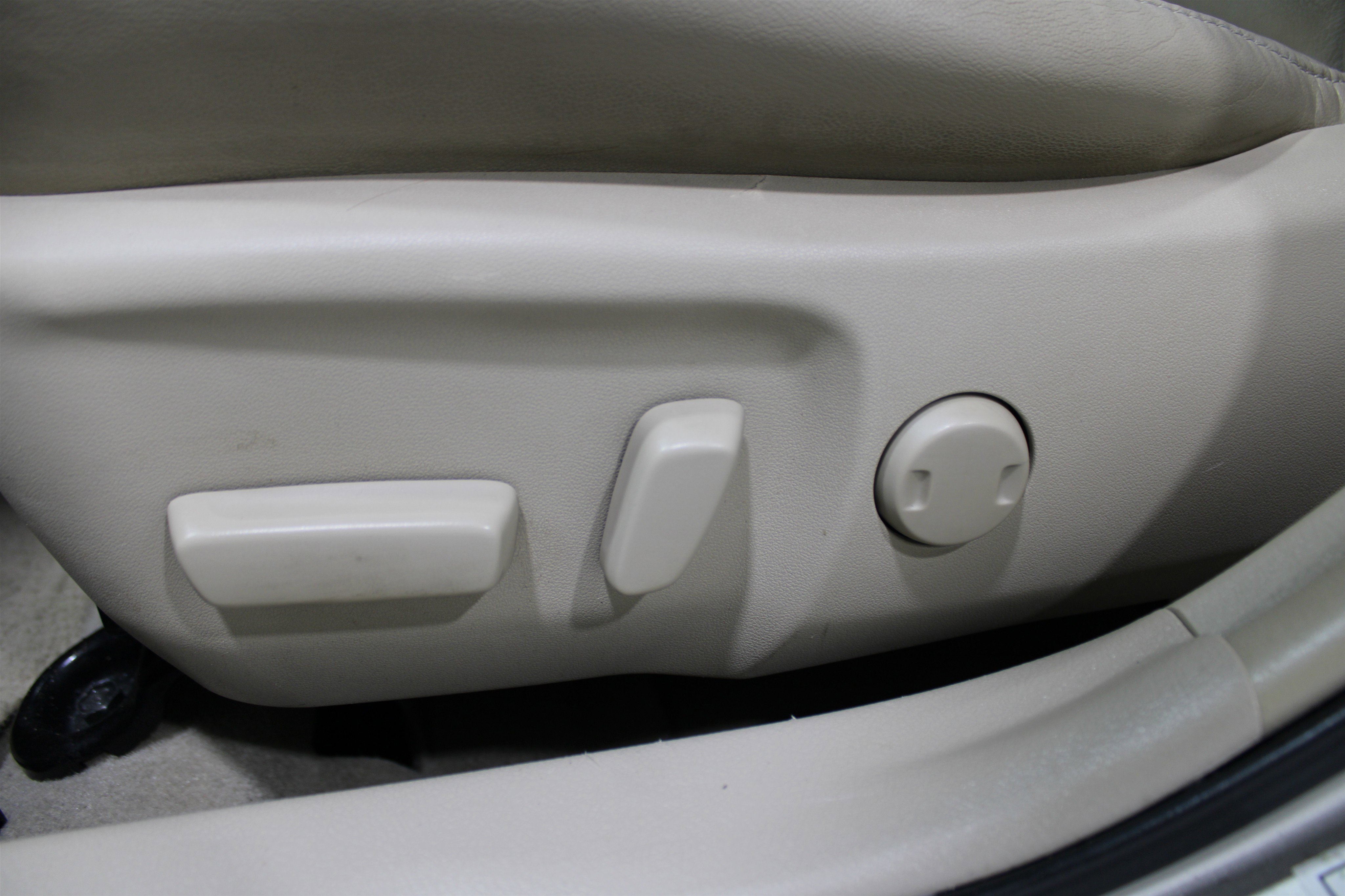 Used 2014 Toyota Camry SE image 3