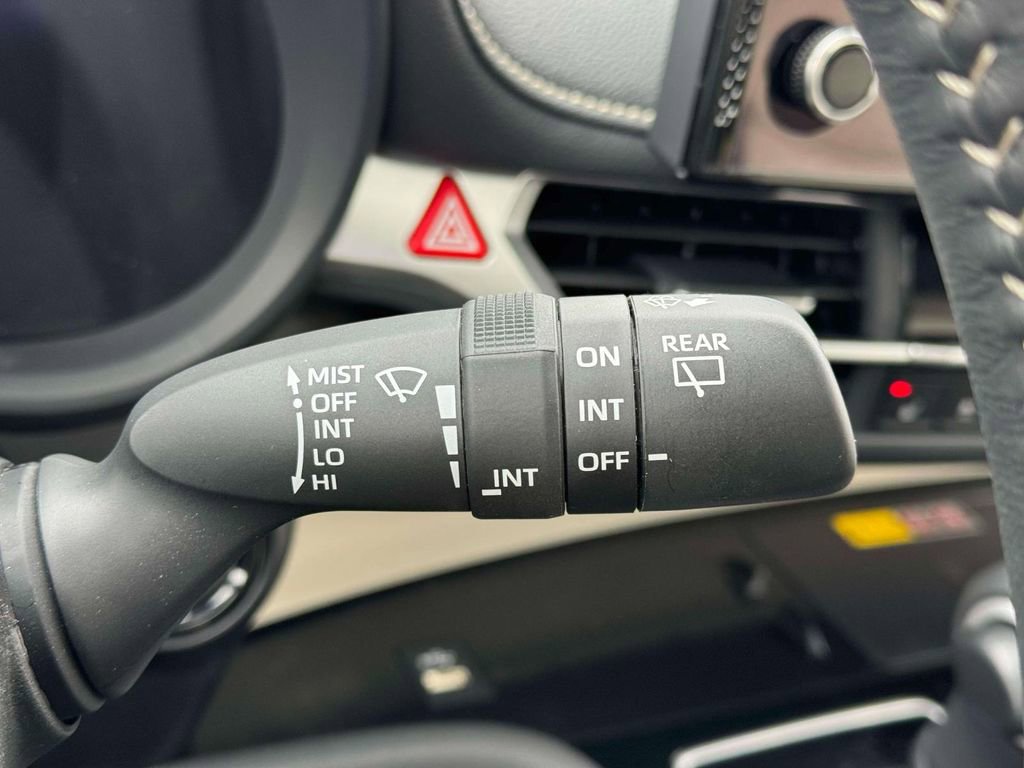 Used 2025 Toyota Sienna Limited image 24