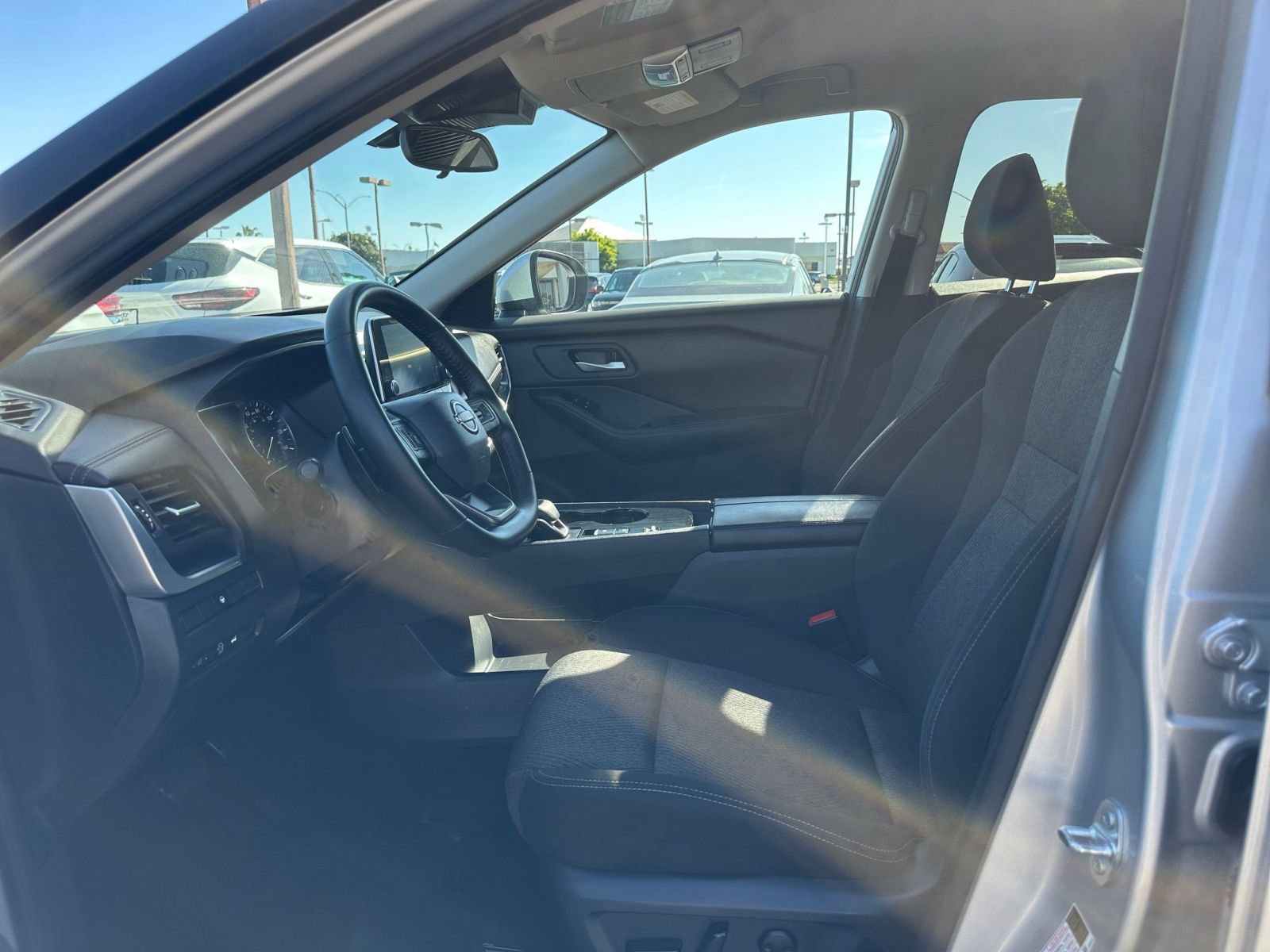 Used 2025 Nissan Rogue SV image 29