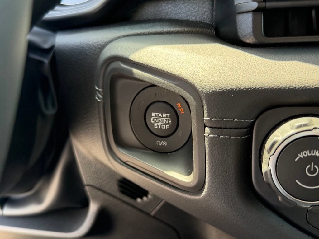 Used 2025 Jeep Gladiator Mojave w/ Convenience Group AWD/4WD image 20