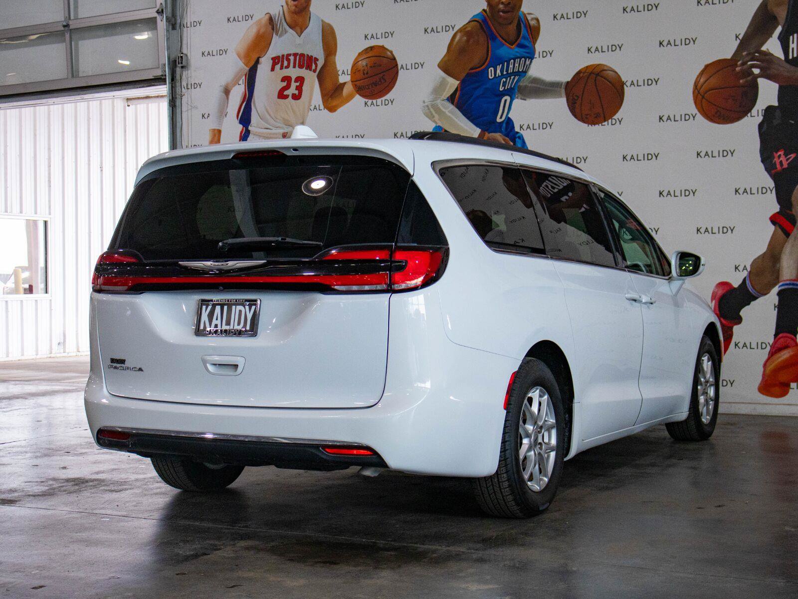 Used 2022 Chrysler Pacifica Touring-L FWD image 25