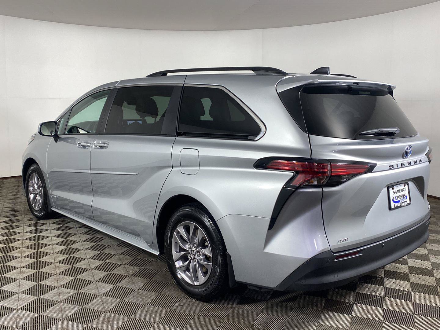 Used 2021 Toyota Sienna XLE AWD/4WD image 4