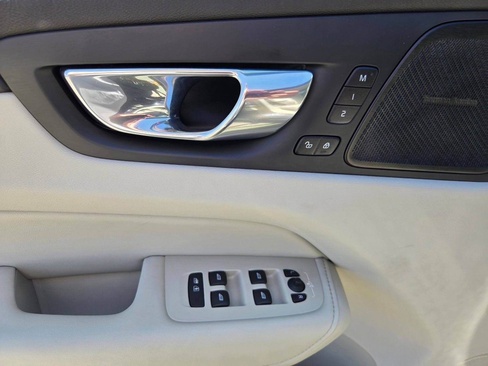Used 2023 Volvo XC60 B5 Ultimate w/ Climate Package FWD image 19