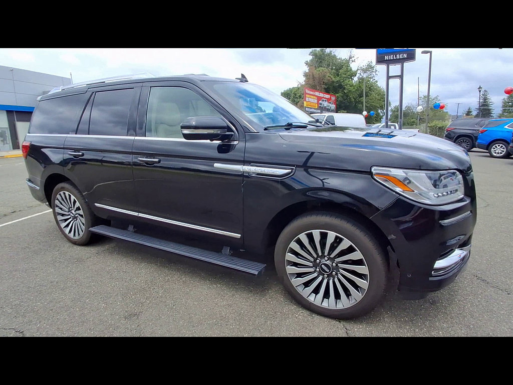 Used 2021 Lincoln Navigator Reserve w/ Luxury Package AWD/4WD image 2