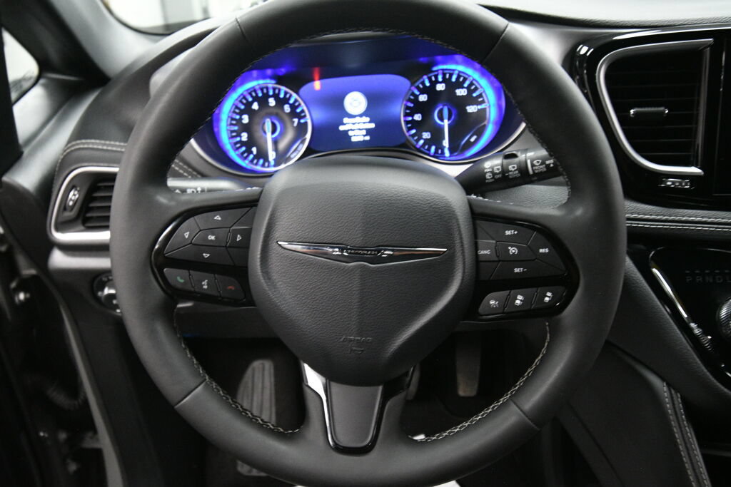 Used 2025 Chrysler Pacifica Limited FWD image 13