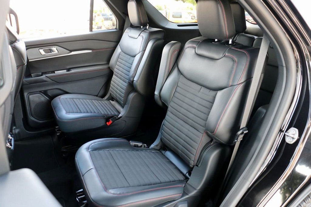New 2026 Ford Explorer ST-Line w/ ST-Line Street Pack image 18