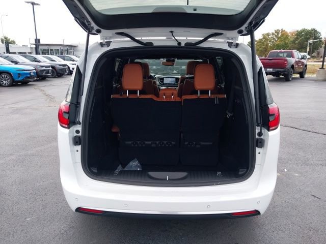 New 2026 Chrysler Pacifica Pinnacle image 32