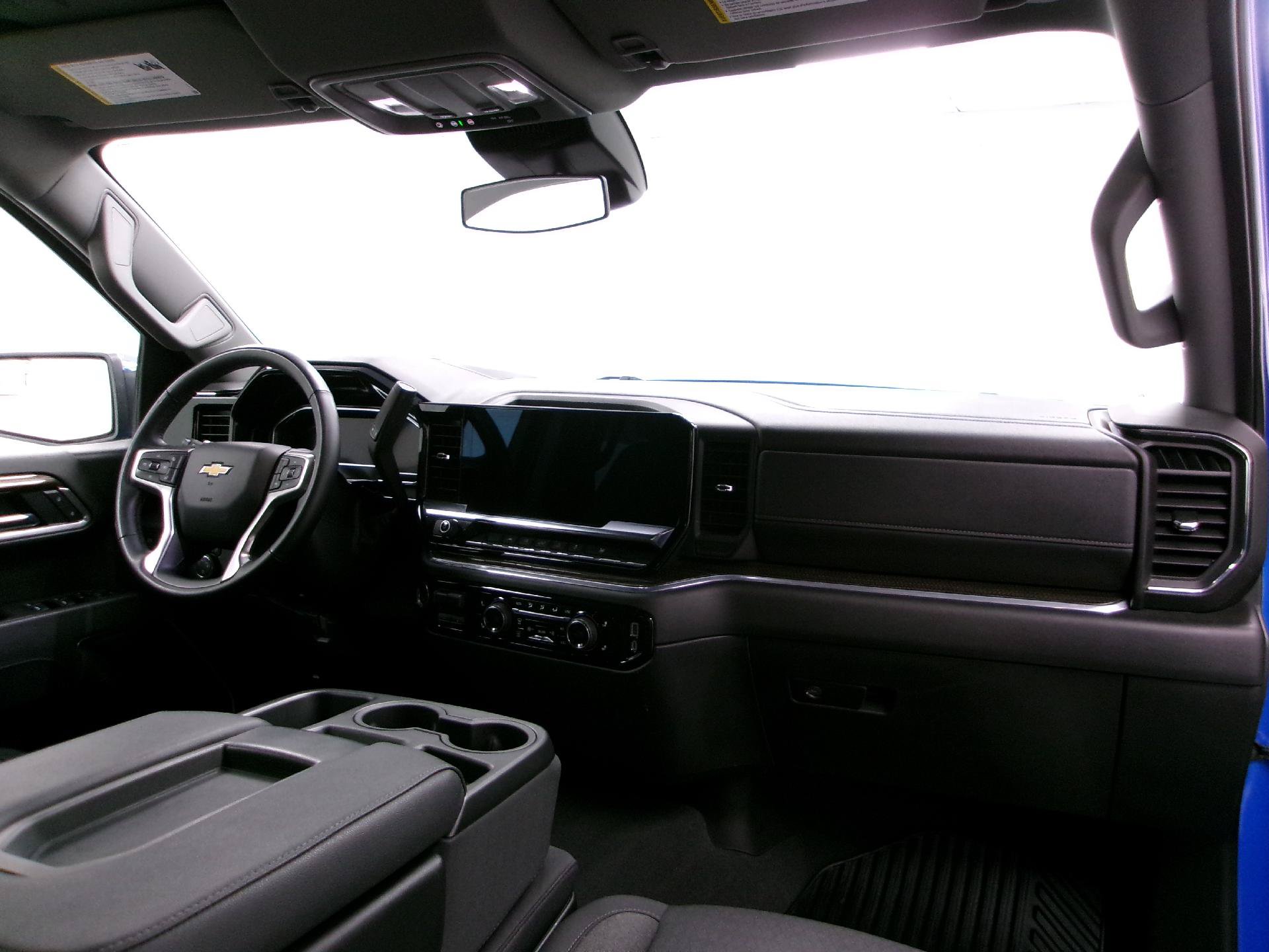 Used 2025 Chevrolet Silverado 1500 LT AWD/4WD image 3