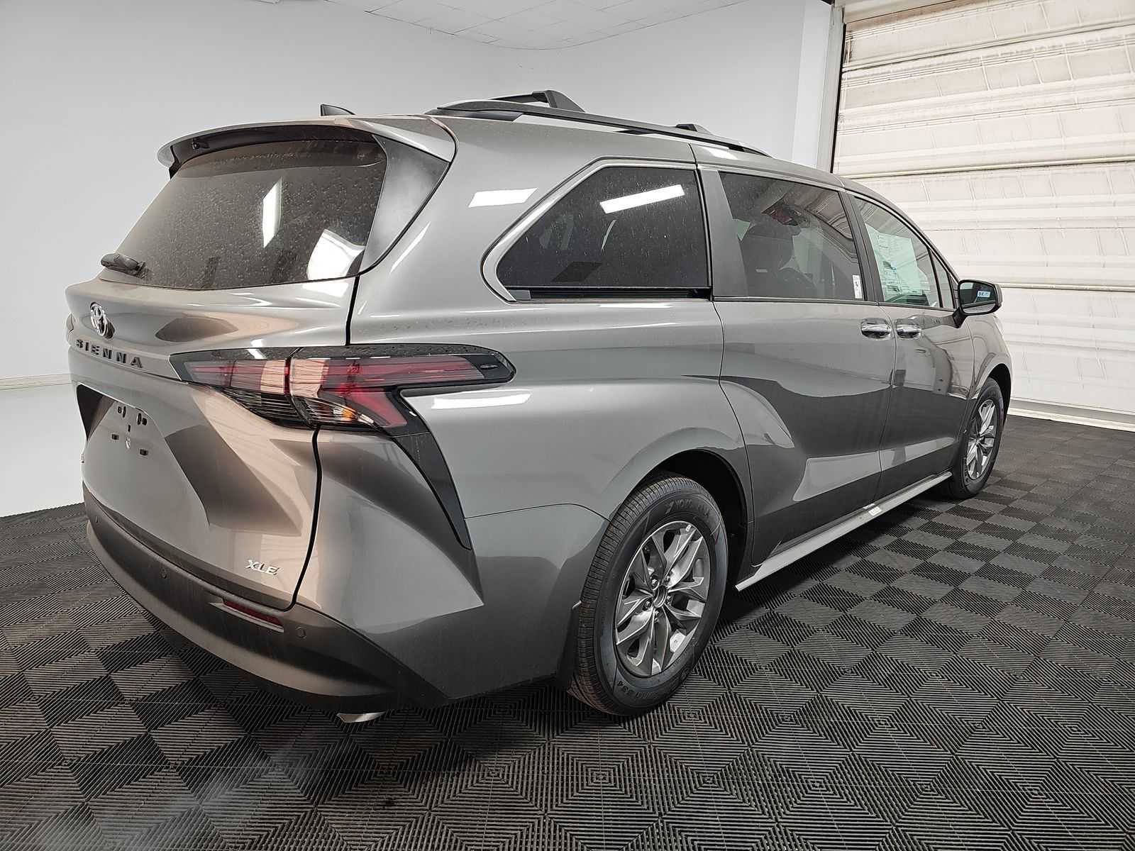 Used 2026 Toyota Sienna XLE AWD/4WD image 4