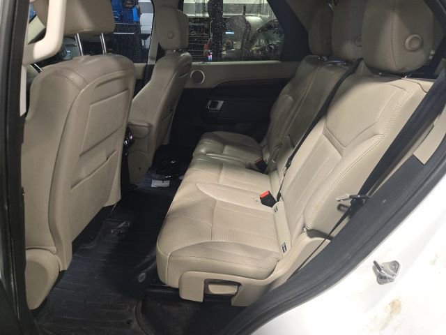 Used 2017 Land Rover Discovery HSE image 13