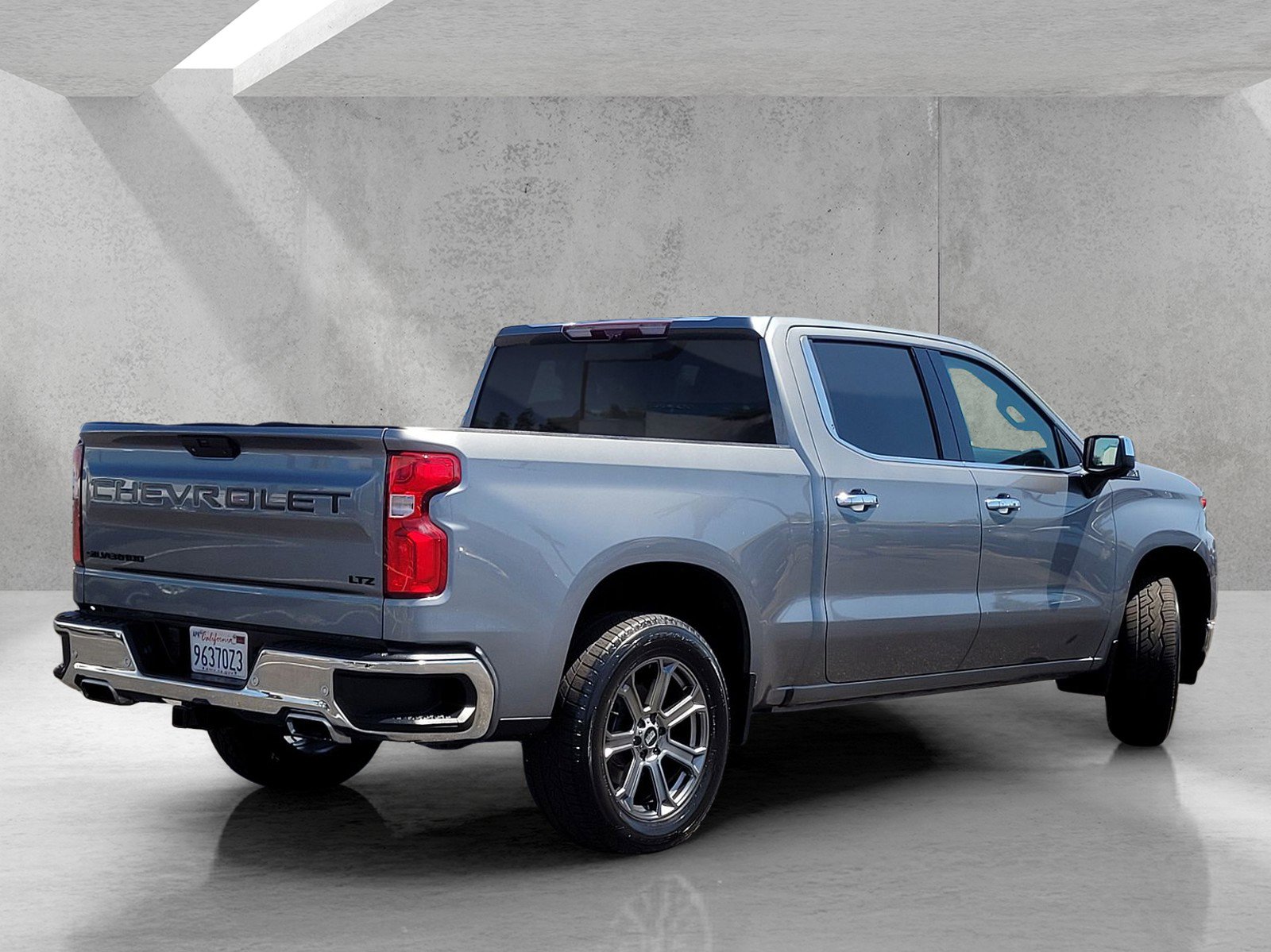 Used 2021 Chevrolet Silverado 1500 LTZ w/ LTZ Premium Package AWD/4WD image 4