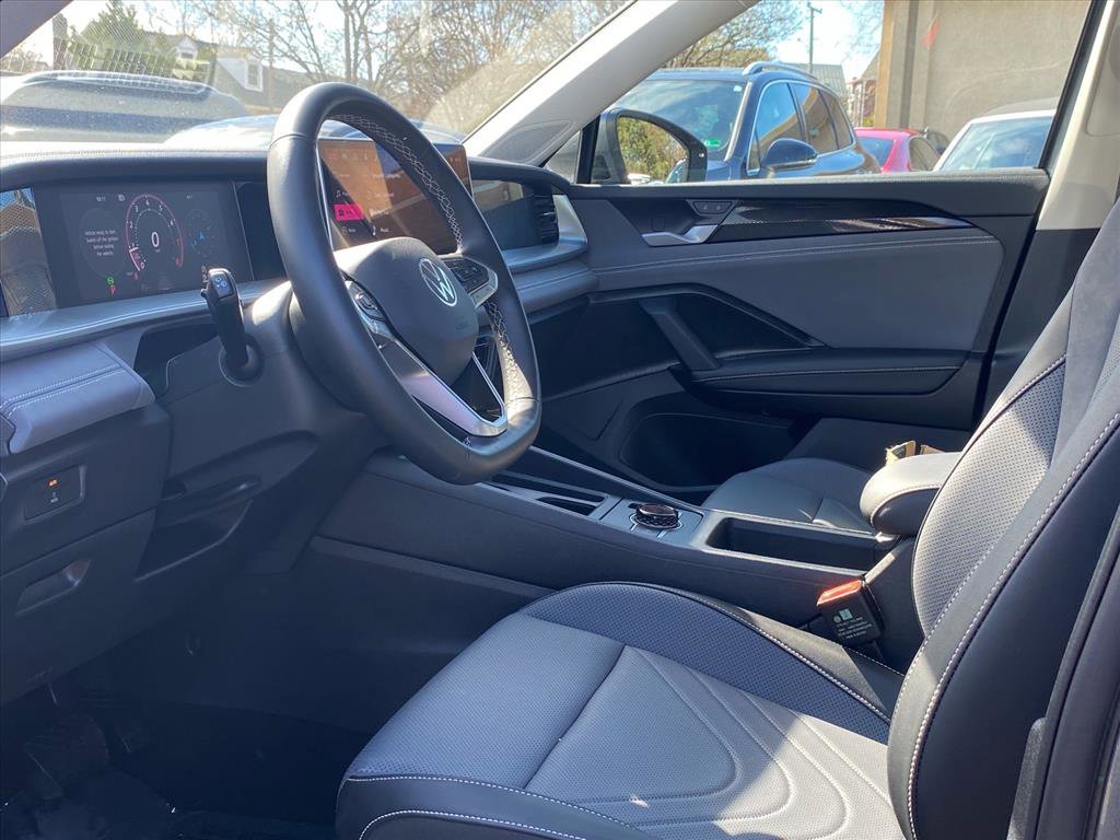 Used 2025 Volkswagen Tiguan SE image 12