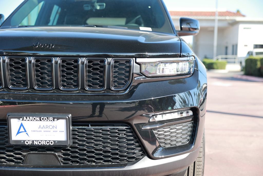 New 2025 Jeep Grand Cherokee Limited w/ Black Appearance Package image 5