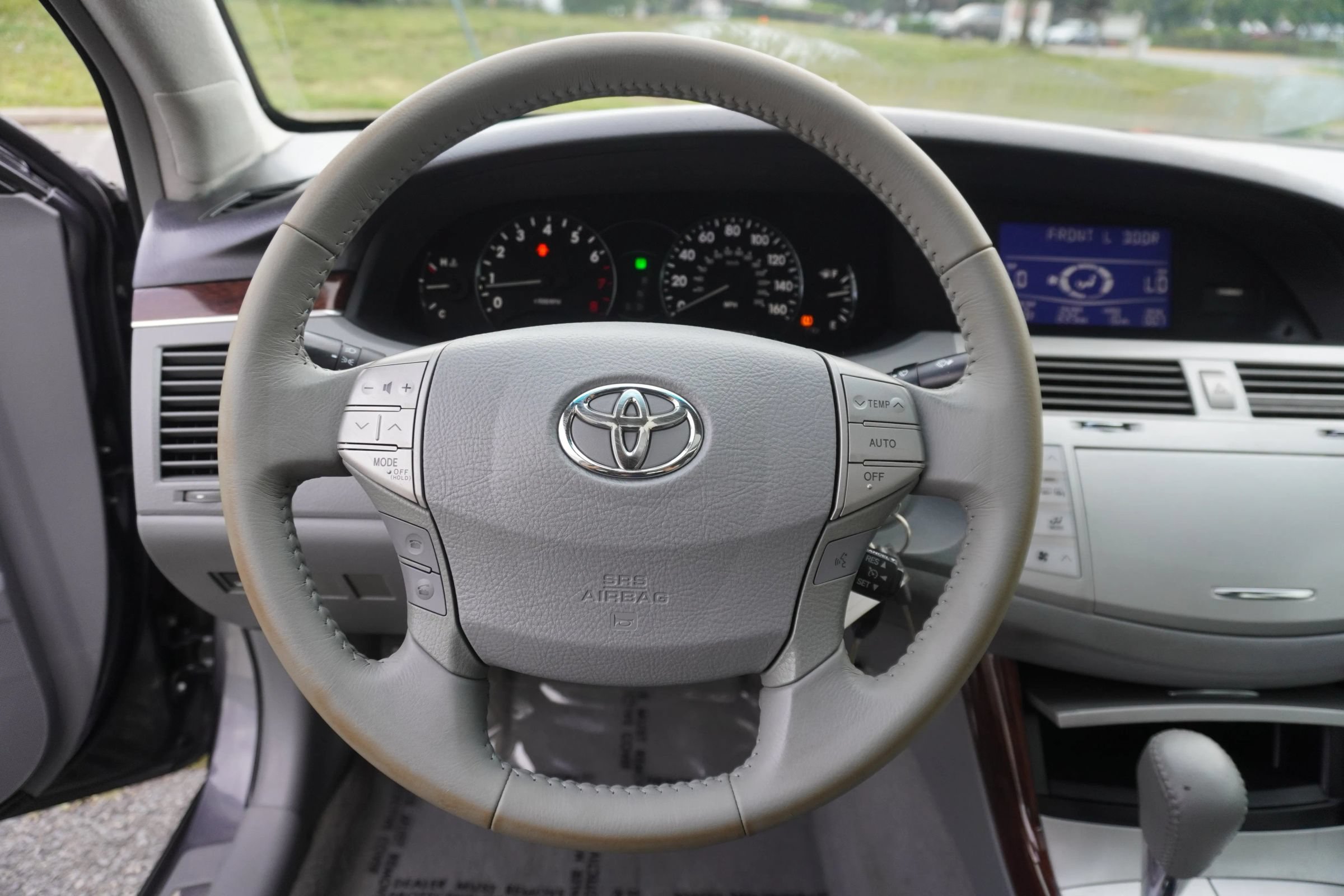 Used 2010 Toyota Avalon XLS FWD image 20