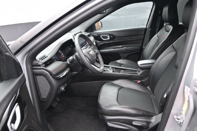 Used 2025 Jeep Compass Trailhawk AWD/4WD image 22