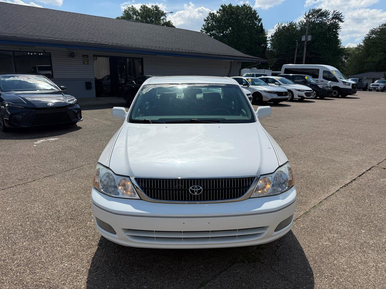 Used 2001 Toyota Avalon XLS FWD image 2