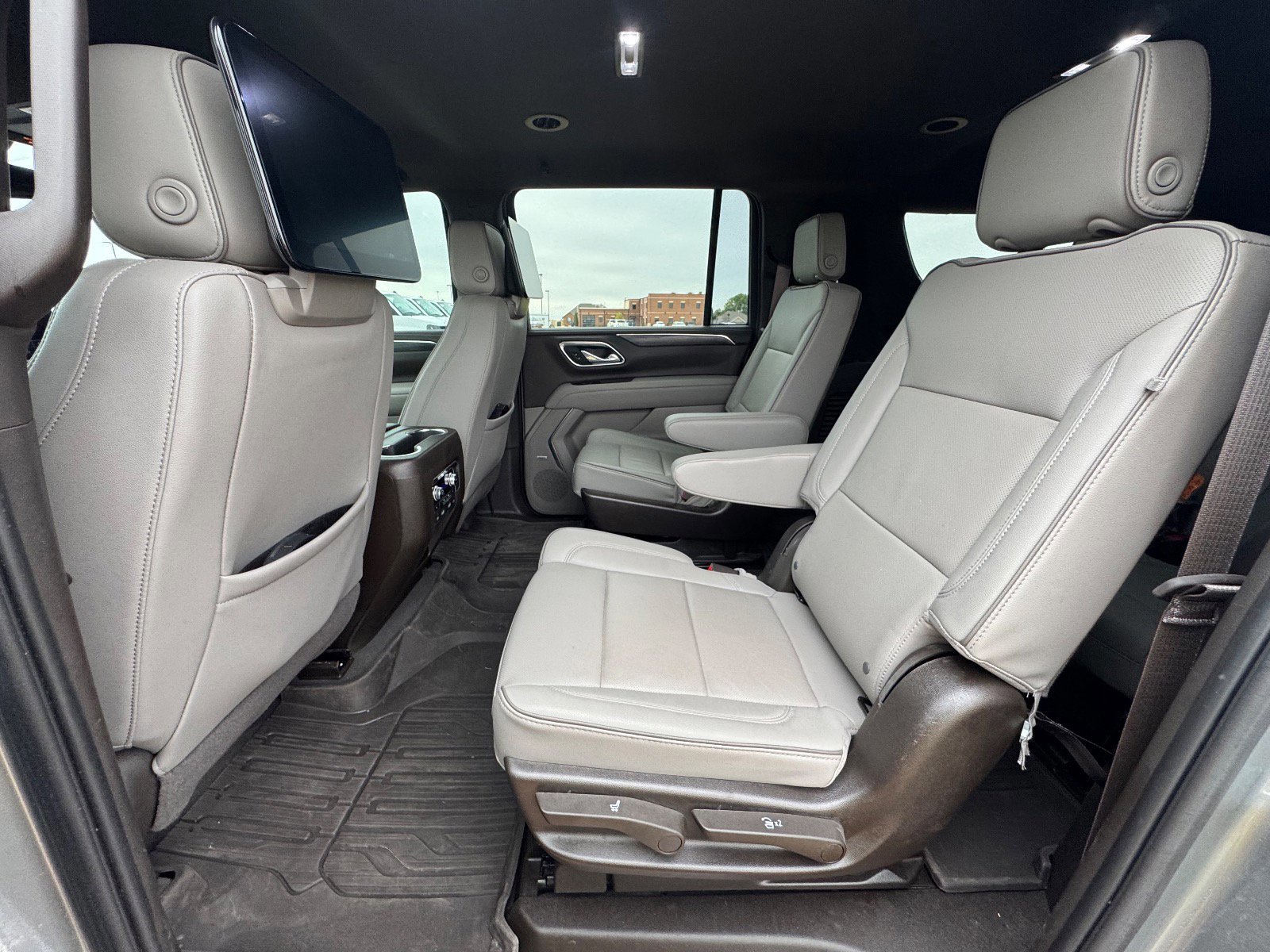 Used 2023 GMC Yukon XL SLT w/ SLT Luxury Package image 13