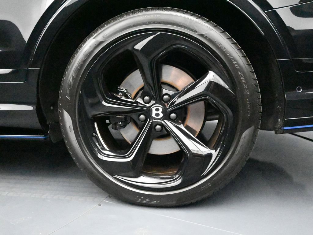 Used 2025 Bentley Bentayga image 13