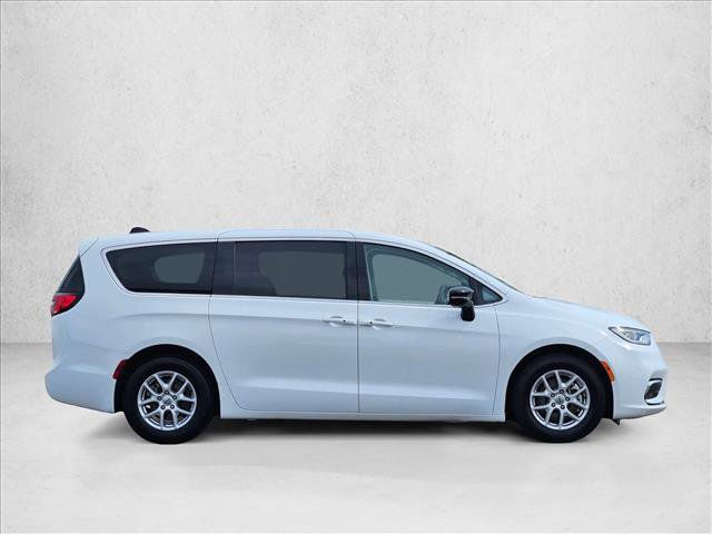Used 2024 Chrysler Pacifica Touring-L FWD video 4