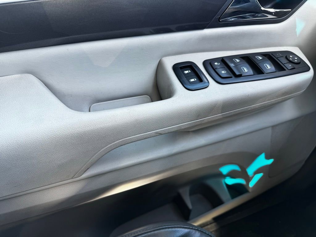 Used 2010 Volkswagen Routan SE image 28