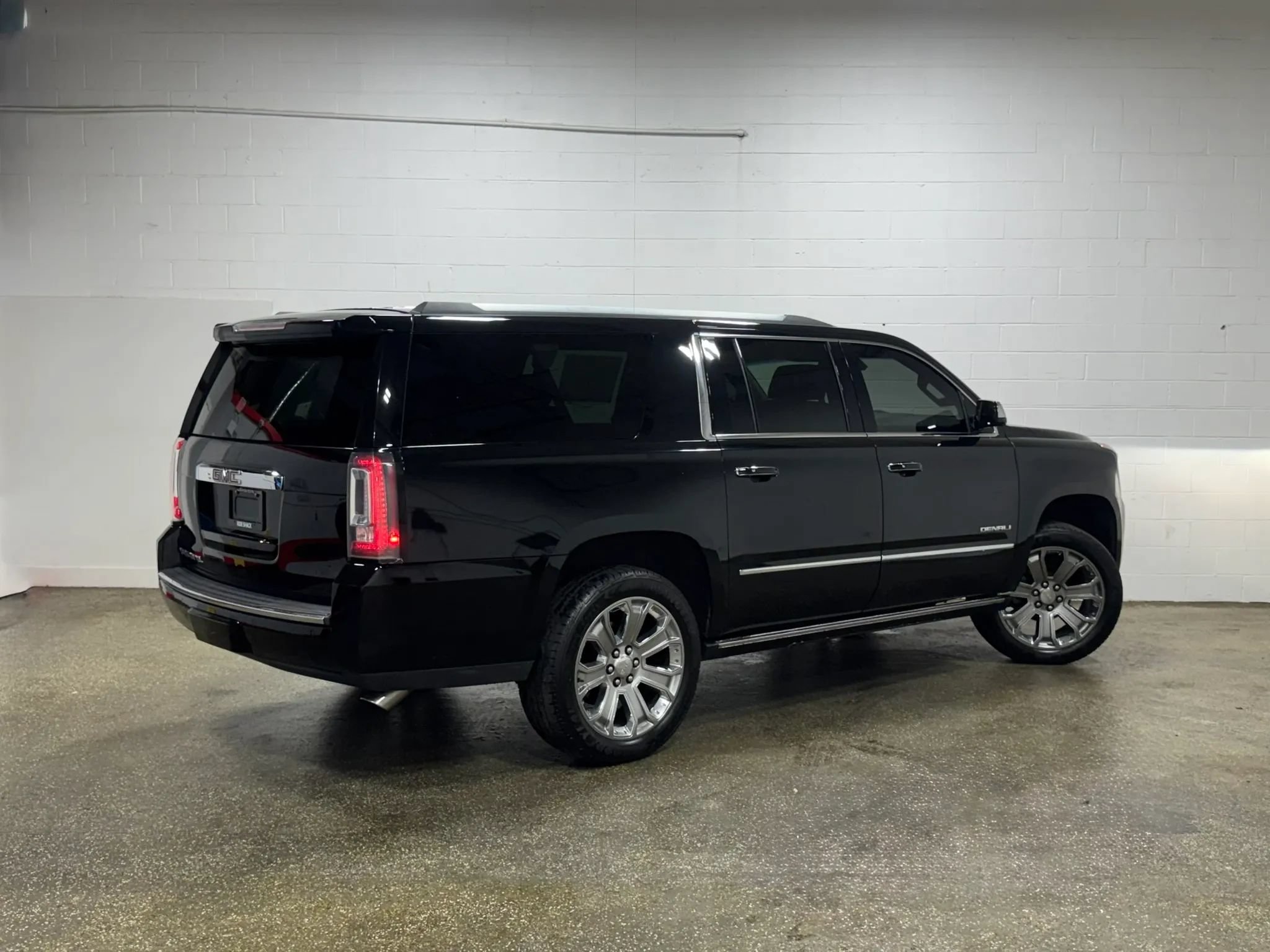 Used 2018 GMC Yukon XL Denali w/ Denali Ultimate Package AWD/4WD image 3