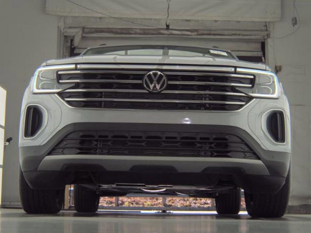 Used 2025 Volkswagen Atlas SE image 3