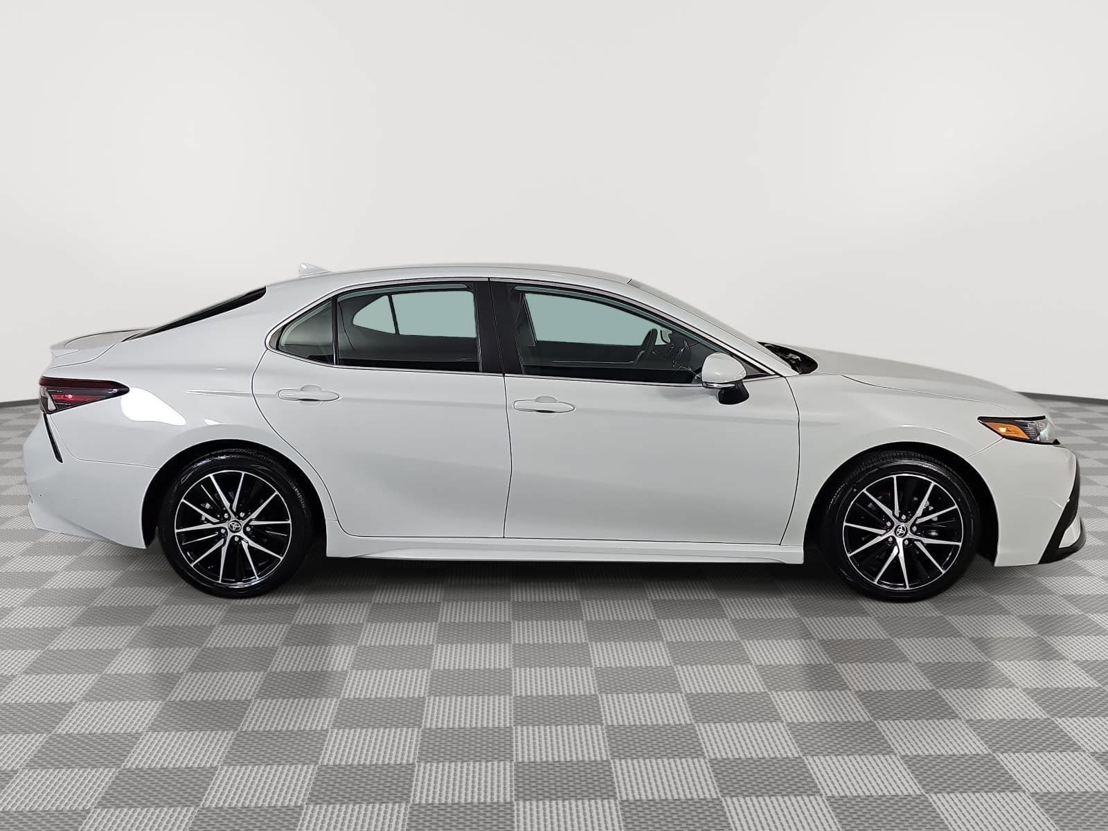 Used 2023 Toyota Camry SE FWD image 9