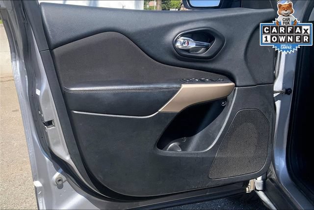 Used 2018 Jeep Cherokee Latitude w/ Altitude Package FWD image 20