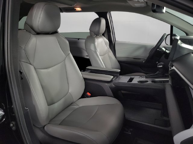 Used 2025 Toyota Sienna XLE w/ XLE Plus Package FWD image 16
