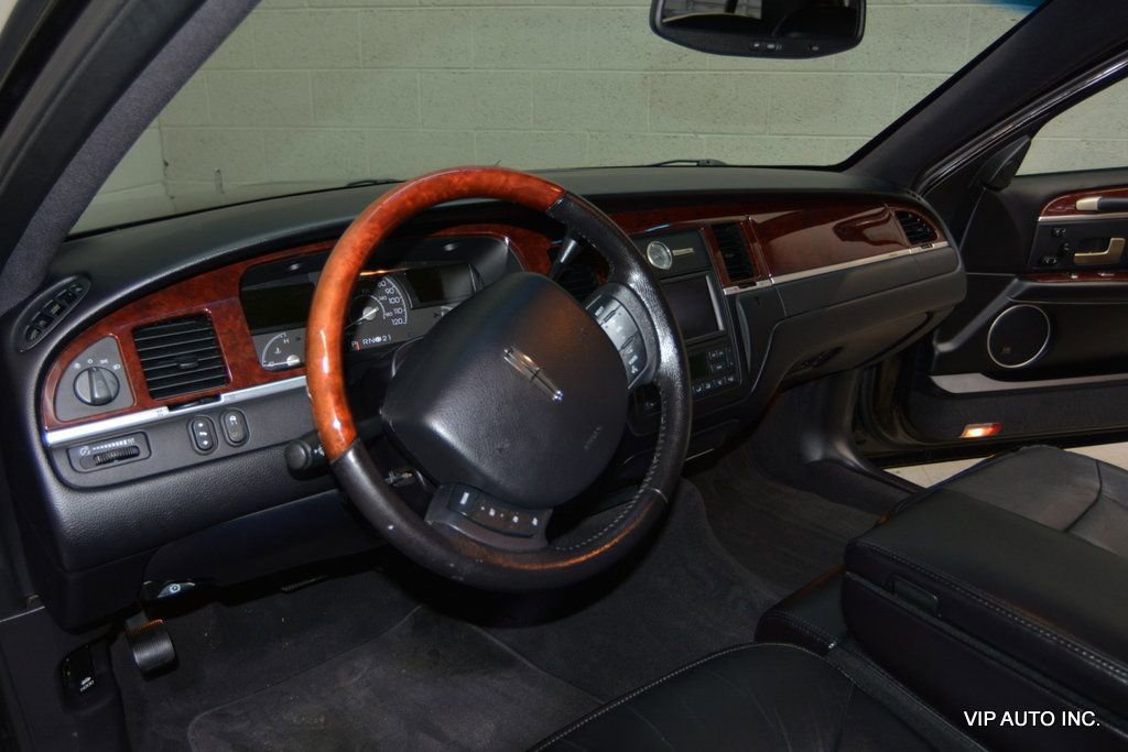 Used 2005 Lincoln Town Car Signature Limited image 11