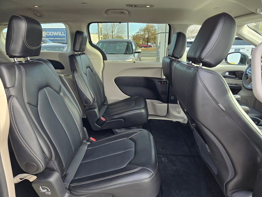 Used 2024 Chrysler Pacifica Touring-L image 12