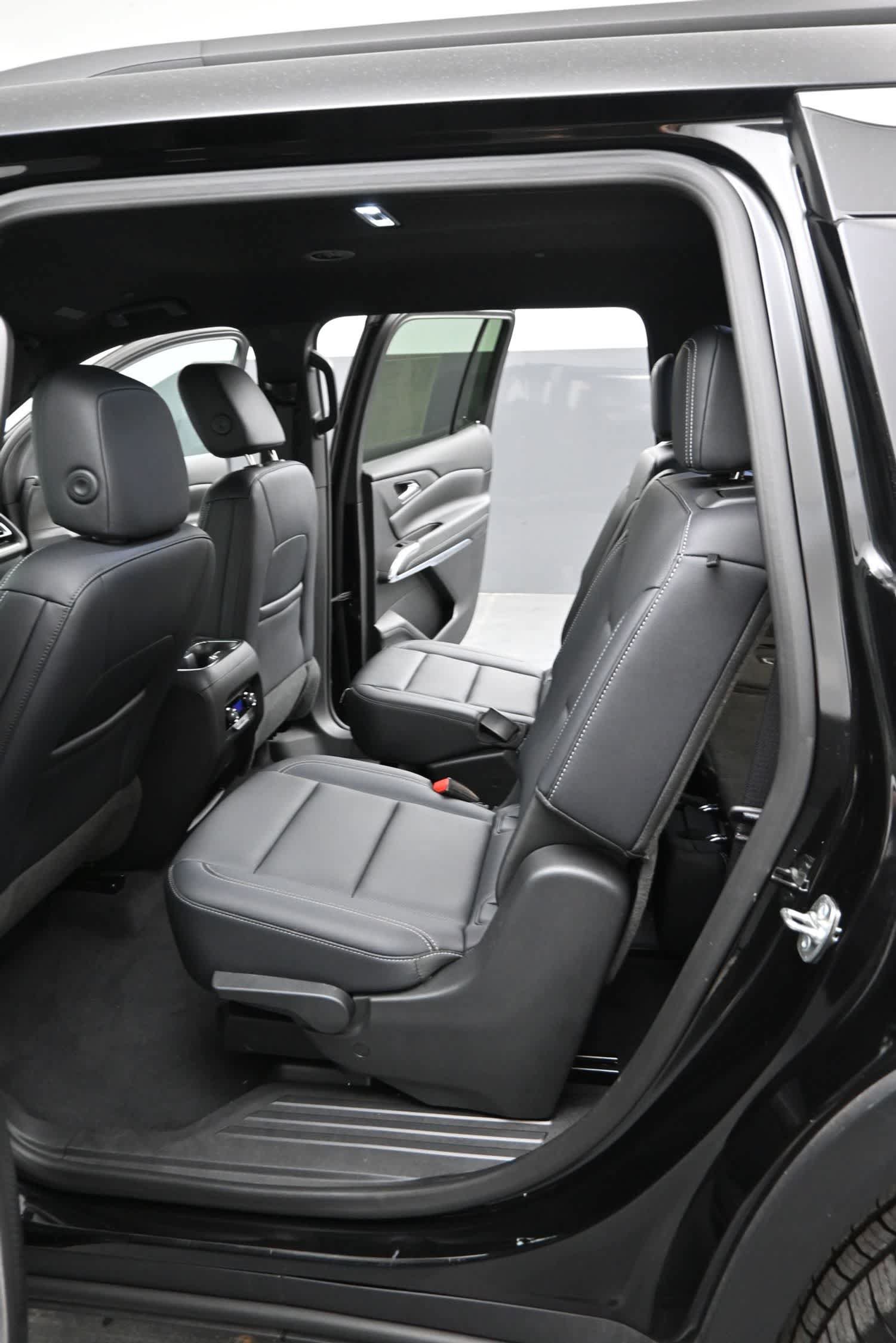 Used 2025 Chevrolet Traverse LT AWD/4WD image 16