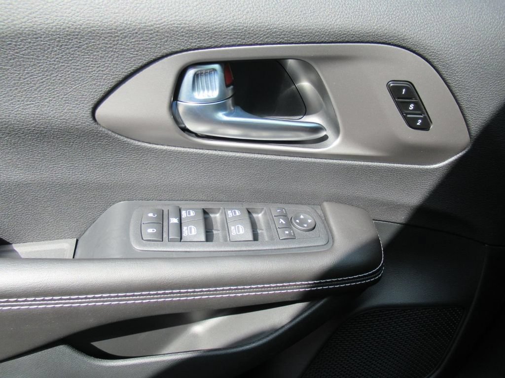 New 2027 Chrysler Pacifica Limited FWD image 22