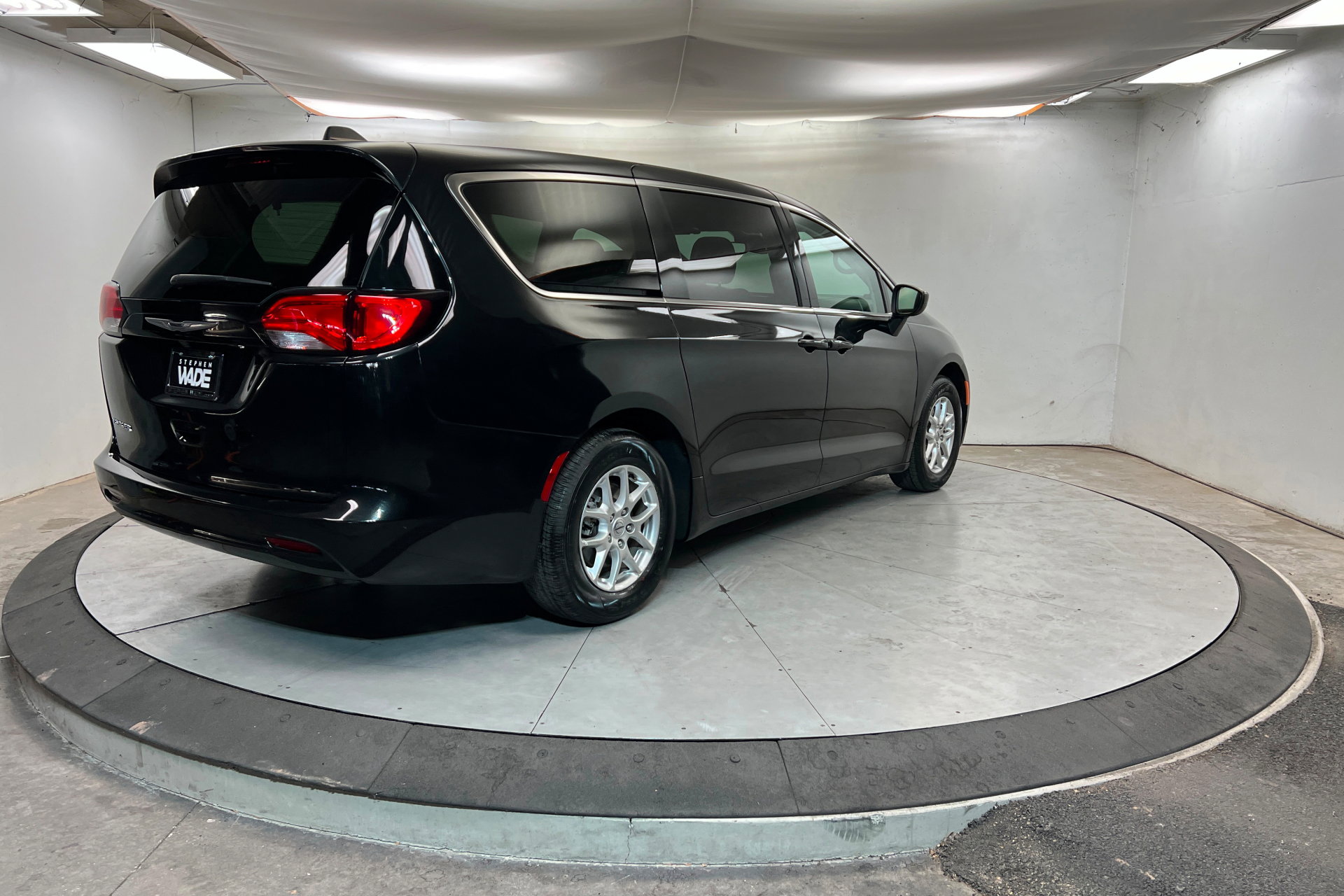 Certified 2023 Chrysler Voyager LX image 5