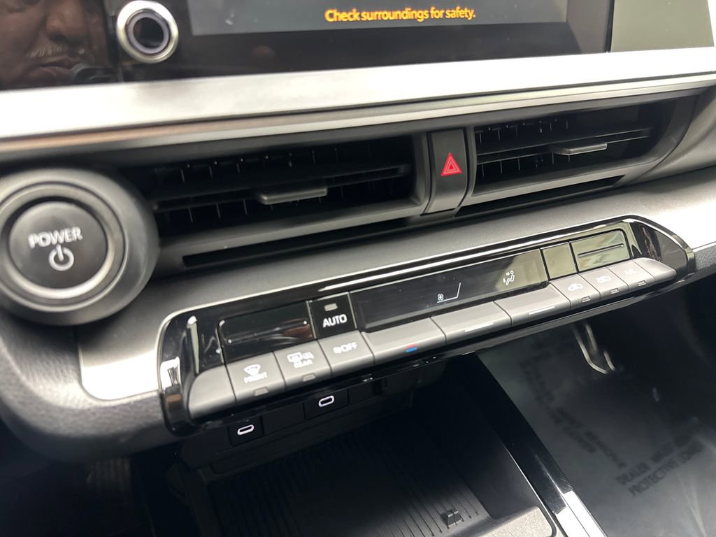 Used 2025 Toyota Prius LE FWD image 67