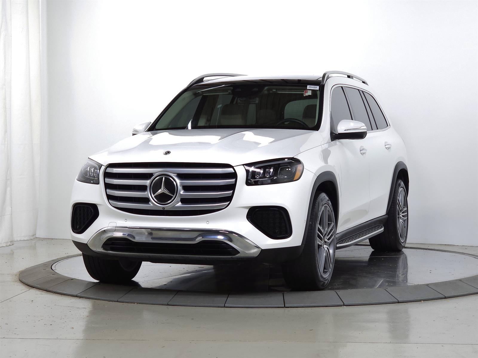 Used 2024 Mercedes-Benz GLS 450 4MATIC image 3