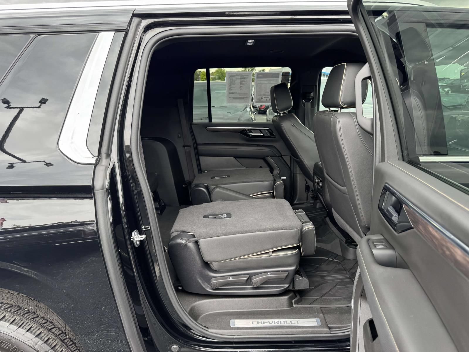 Used 2025 Chevrolet Suburban Premier AWD/4WD image 15