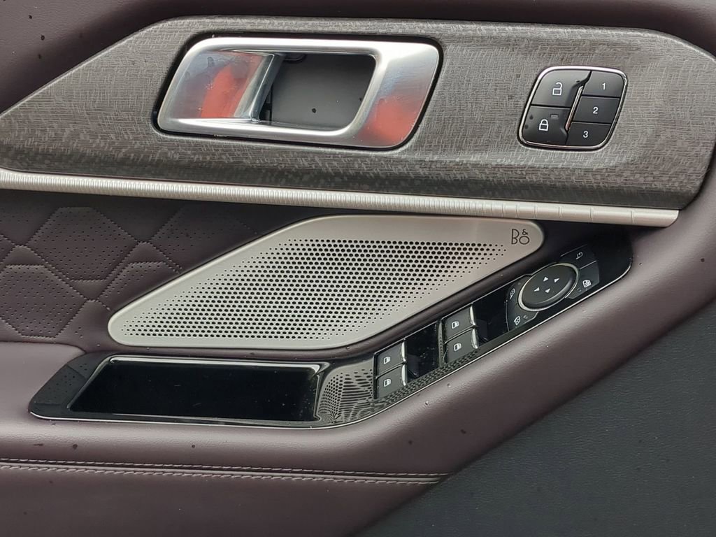 Used 2025 Ford Explorer Platinum w/ LUX Leather Package image 13