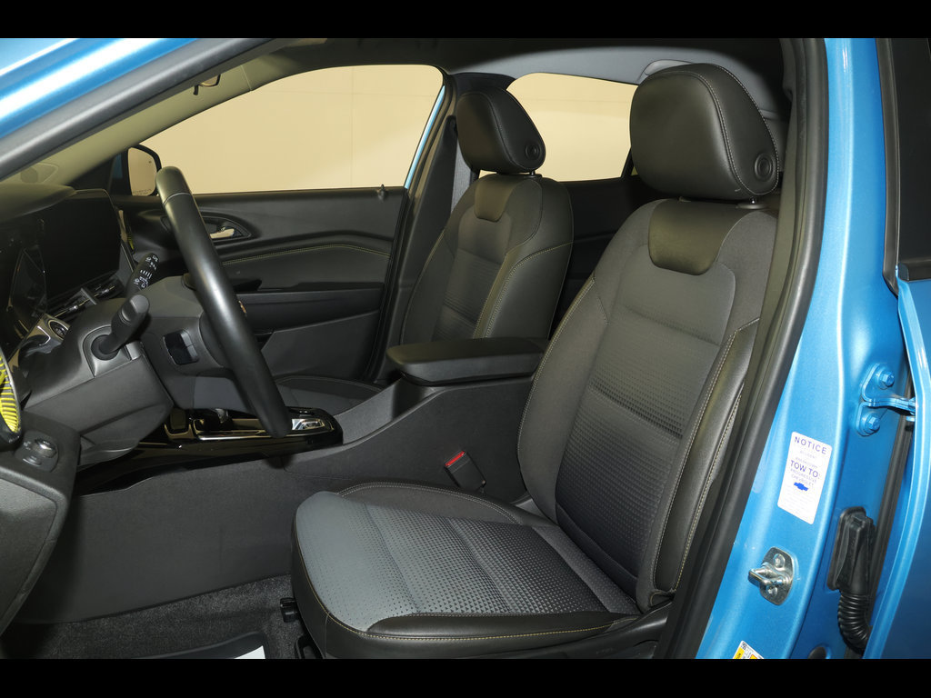 Used 2025 Chevrolet Trax LT w/ Driver Confidence Package FWD image 16