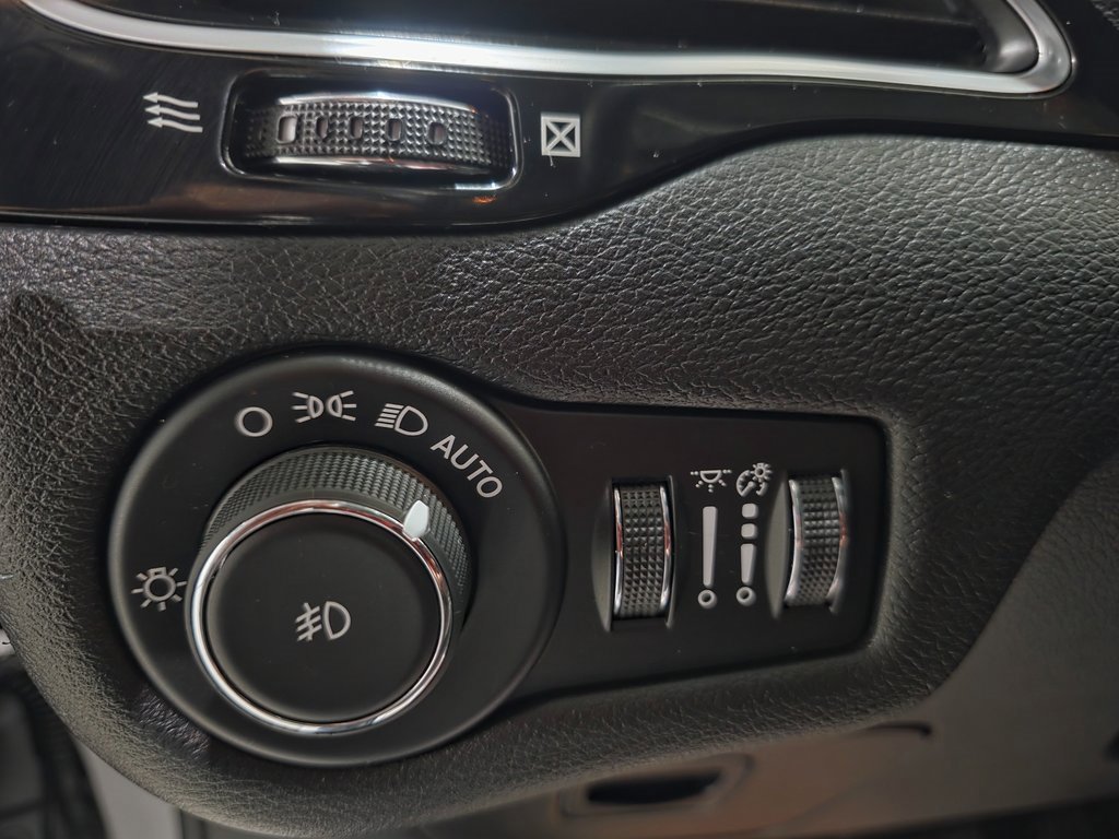 Used 2019 Jeep Cherokee Altitude image 38